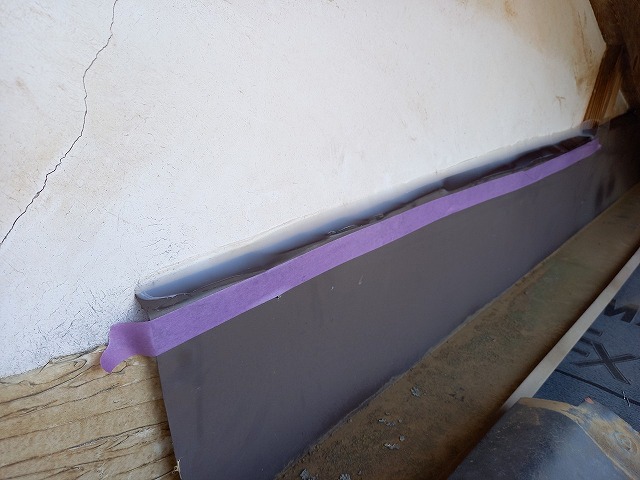 雨押え板金にコーキングで隙間なし